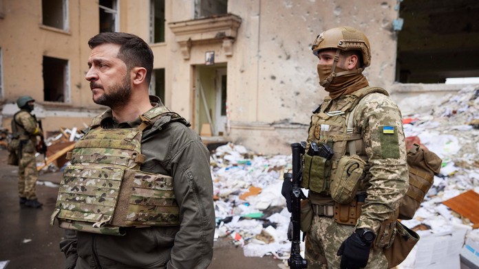 Prezident Zelenskyj prvýkrát navštívil front na východe Ukrajiny. Poďakoval odvážnym vojakom