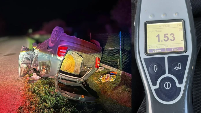 Vodič skončil s autom na streche. Policajti neverili vlastným očiam