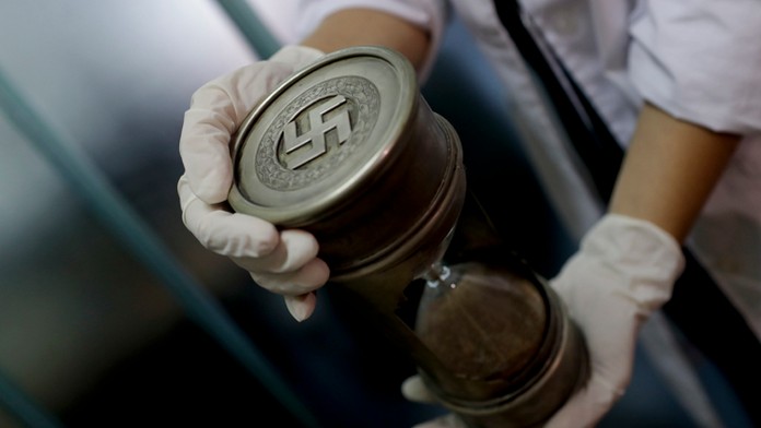 Presýpacie hodiny s hákovým krížom v centrále Interpolu v Buenos Aires, ktoré našli v tajnej zbierke.