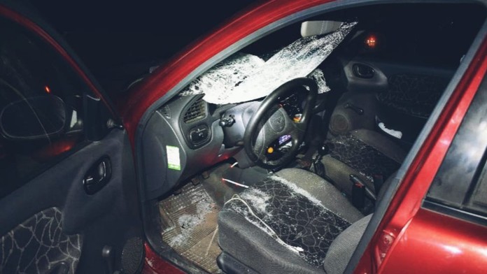 Opitého a neosvetleného chodca zachytilo auto.