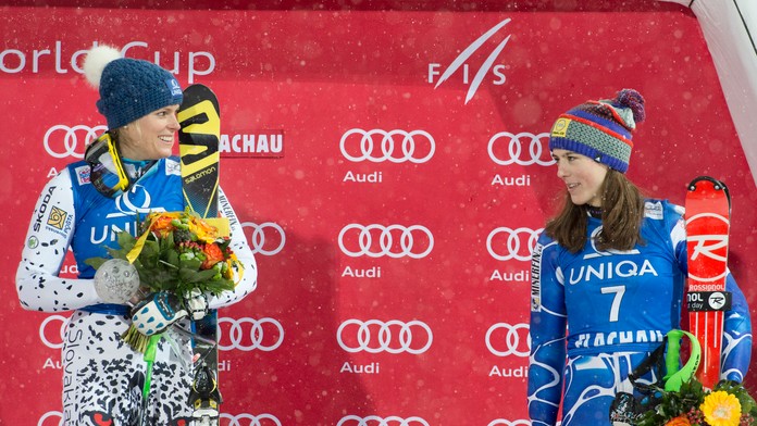 Slovenské reprezentantky v alpskom lyžovaní Veronika Velez - Zuzulová a Petra Vlhová na pódiu.