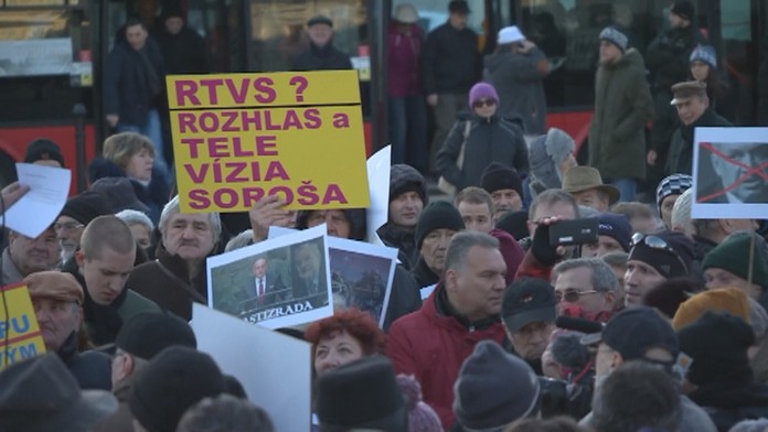 Na Hodžovom námestí sa zišli prevažne ľudia v dôchodkovom veku. 