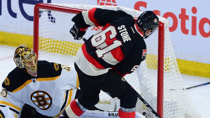 Mark Stone (Ottawa) prekonal brankára Tuuku Raska (Boston).