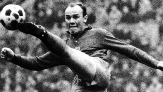 Žil z 300 eur, bol najlepší na svete a nikdy cez neho neprešiel ani Pelé. Slováci svojho kráľa futbalu nedocenili (príbeh)