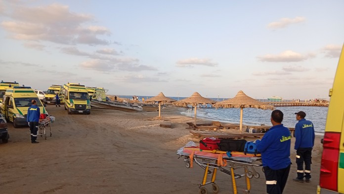 Záchranári čakajú na pláži v egyptskom meste Marsá Alam po tom, čo sa v Červenom mori potopila turistická loď.