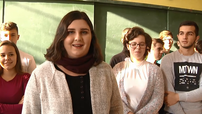 Žiačka si pre svojich rodičov pripravila pesničku