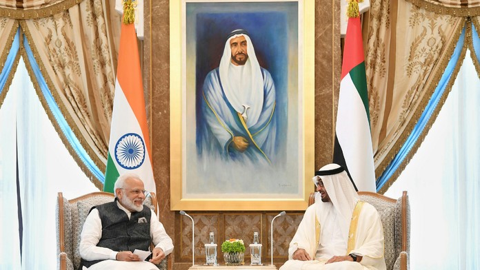 Na snímke vľavo indický premiér Naréndra Módí a korunný princ Abú Zabí 