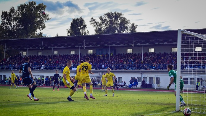 Hráči PFK Piešťany bránia útok Slovana