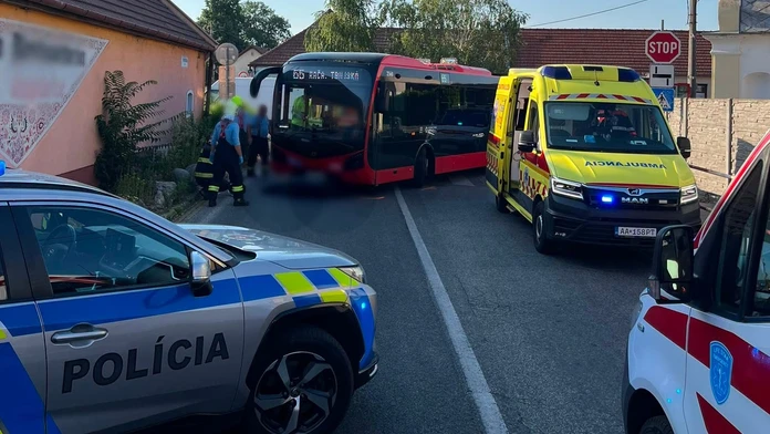 Autobus MHD v Bratislave zrazil chodkyňu. Žena zraneniam na mieste podľahla
