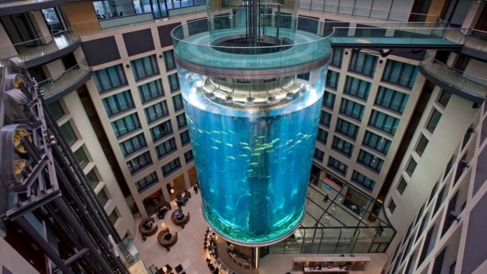 Veľkoobjemové akvárium v Berlíne.