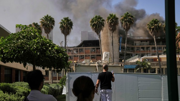 Dym stúpa po raketovom útoku z Iránu na nemocničný komplex Soroka v izraelskom meste Beeršeba.