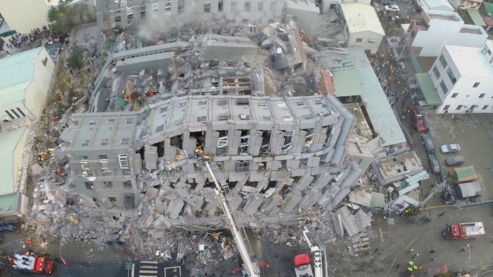 Po zemetrasení v Taiwane sa zrútila aj budova.