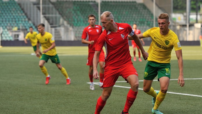 Na snímke vpravo Timotej Jambor (MŠK Žilina) a Tomáš Hučko (ŠKF Sereď).