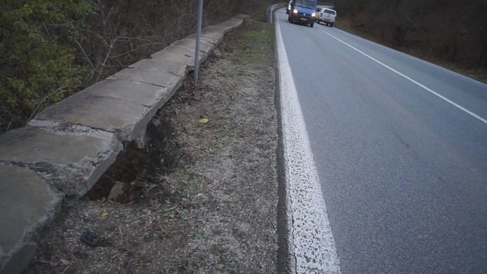 Diego Maradona sa rozpráva s fanúšikmi počas tréningu na štadióne Gelora Bung v indonézskej metropole Jakarta v júni 2013.