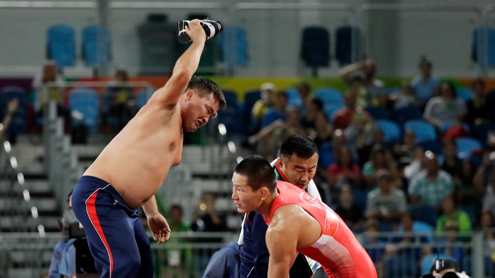 Tréneri mongolského zápasníka Mandakhnarana Ganzoriho predviedli striptíz.