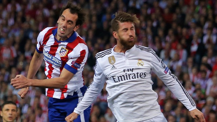 Na archívnej snímke hráč Atletica Diego Godin (vľavo) a hráč Realu Sergio Ramos.