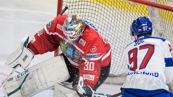 Na snímke vpravo Dávid Buc (Slovensko) a vľavo brankár David Kickert (Rakúsko) 