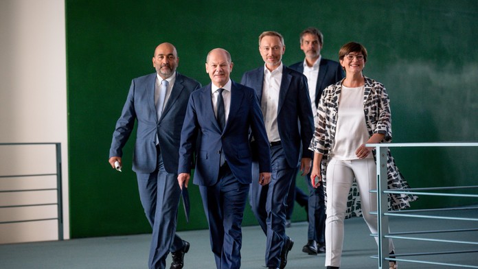 Predstavitelia nemeckej vlády prichádzajú oznámiť nové opatrenia.