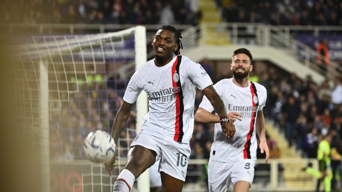 Útočník AC Miláno Rafael Leao sa teší z gólu.