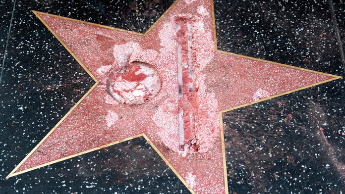 Vandal rozbil Trumpovu hviezdu na hollywoodskom chodníku slávy.