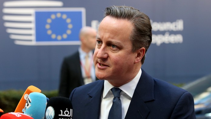 Britský premiér David Cameron počas príchodu na rokovanie v druhý deň summitu EÚ v Bruseli.