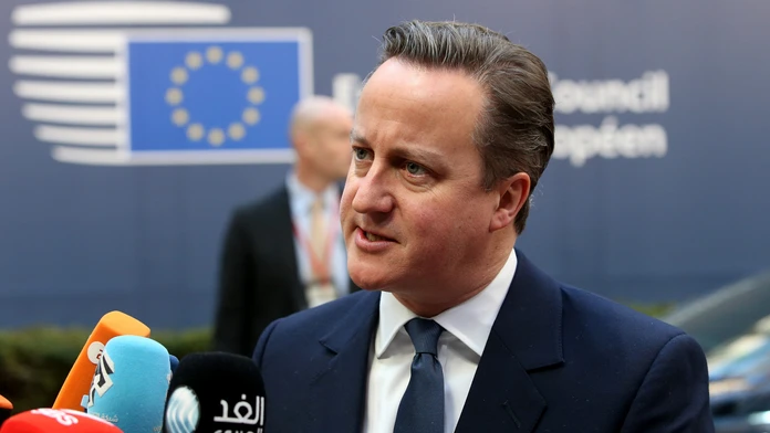 Britský premiér David Cameron počas príchodu na rokovanie v druhý deň summitu EÚ v Bruseli.
