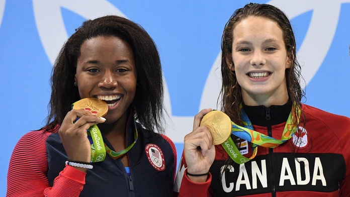 Američanka Simone Manuelová a Kanaďanka Penny Oleksiaková