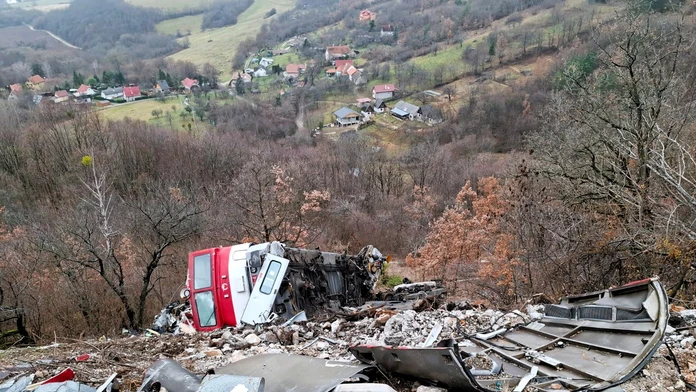 FOTO: Pri Jablonove nad Turňou odstránili poškodený vozeň z októbrovej zrážky vlakov