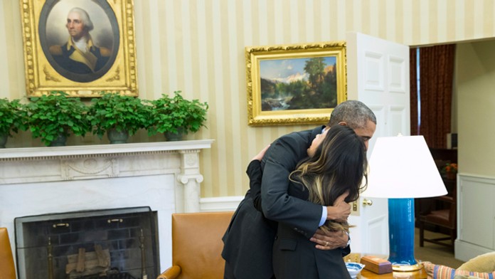 Barack Obama sa objíma s vyliečenou sestrou Ninou Phamovouz eboly.