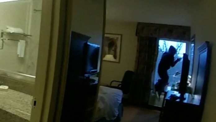 Chcel vyskočiť z okna, aby ušiel polícii. Podozrivému násilníkovi sa teraz smeje celý internet