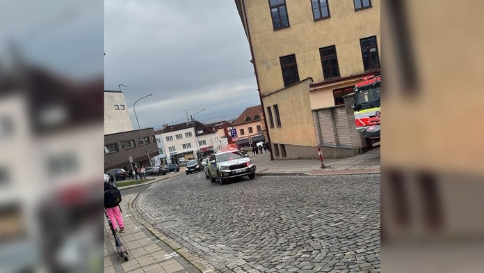 V Uherskom Brode zasahoval policajný pyrotechnik: Nález nebezpečnej látky si vyžiadal evakuáciu celej školy.