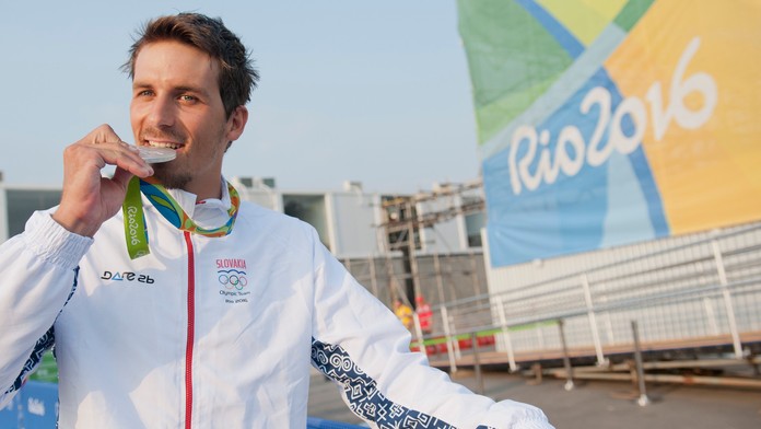 Vodný slalomár Matej Beňuš pózuje so striebornou olympijskou medailou z Ria.