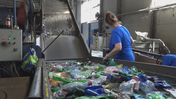 Slovenskí hokejisti sa tešia po výhre 6:3 po zápase s Francúzskom na MS 2019.