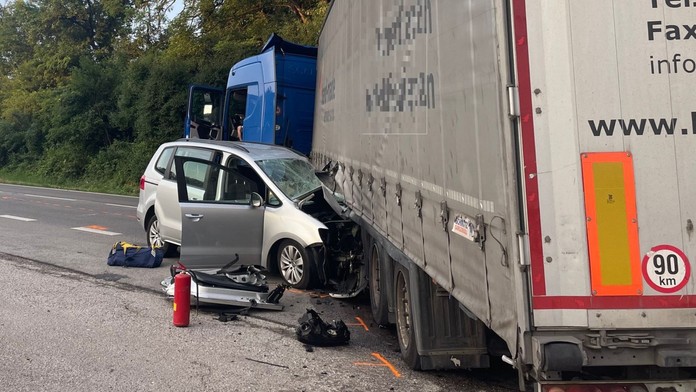 Smrteľná nehoda pri Trenčíne. Nákladiak nedal prednosť osobnému autu, vodič na mieste zomrel