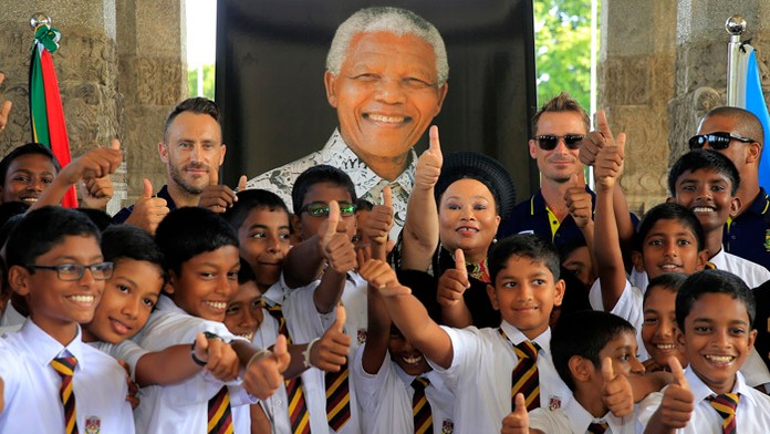 Členovia kriketového tímu počas spomienky na Nelsona Mandelu.