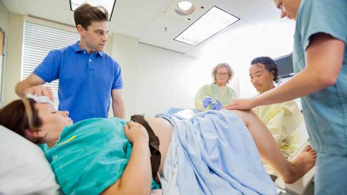 Muž pri pôrode - ilustračná snímka.