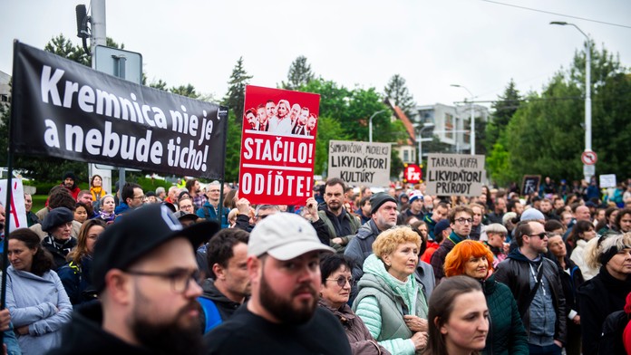 Protest pred budovou parlamentu