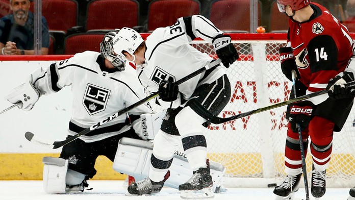 Richard Pánik z Arizony Coyotes strieľa gól brankárovi Jackovi Campbellovi z Los Angeles Kings.