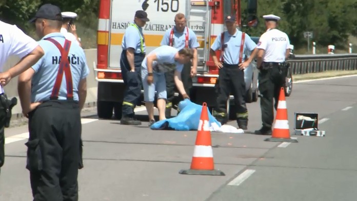 Na R1 vystúpil z auta, zrazilo ho ďalšie. Znalec vysvetlil, čo sa stalo