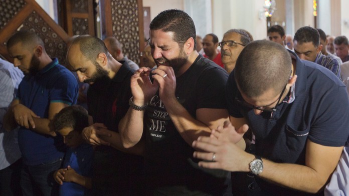 Egyptský filmový režisér Osman Abu Laban (uprostred), ktorý prišiel o štyroch príbuzných