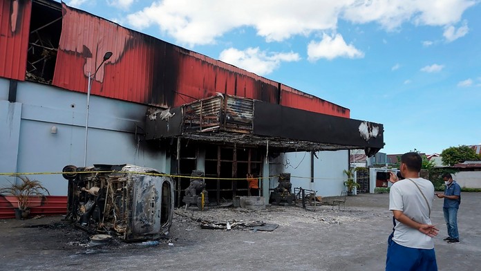 Požiarom zničený nočný klub v meste Sorong v indonézskej provincii Západná Papua.