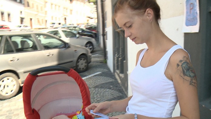 Podvedená mladá mamička.