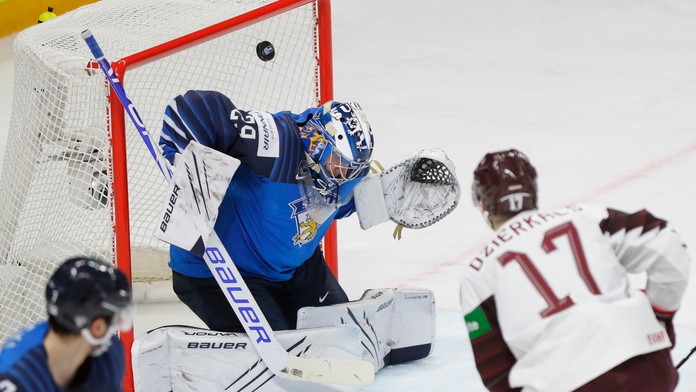 Na snímke smutní hokejisti Slovenska po prehranom zápase základnej A-skupiny Švédsko - Slovensko.
