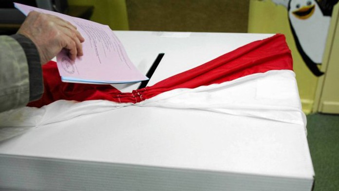 Hlasovacia urna v poľských komunálnych voľbách.