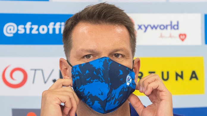 Tréner slovenskej futbalovej reprezentácie Štefan Tarkovič počas tlačovej konferencie.
