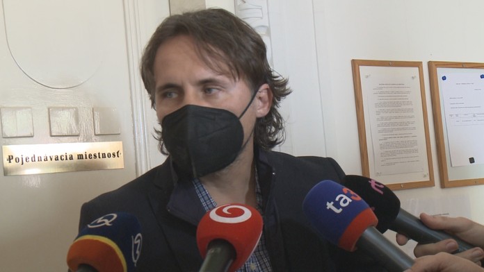 Bývalý funkcionár NAKA sa najprv priznal k úplatkom, teraz otočil a tvrdí, že sa priznal pod nátlakom