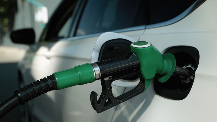 Vodič tankuje benzín na čerpacej stanici