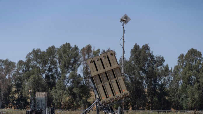 Izraelský protiraketový systém  stojí na mieste v izraelskom meste Sderot.