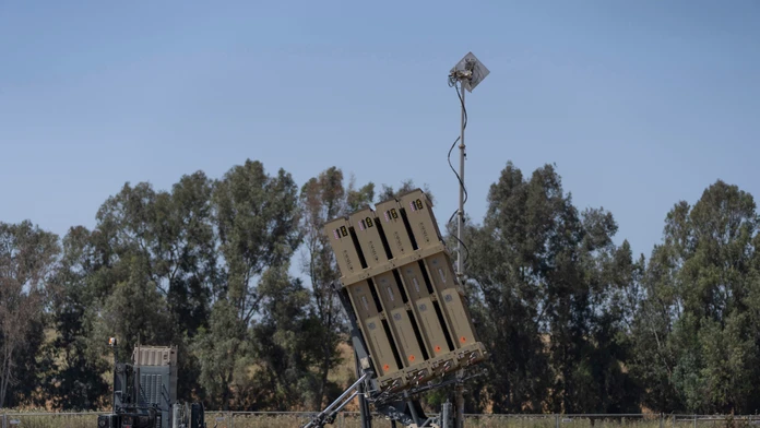 Izraelský protiraketový systém  stojí na mieste v izraelskom meste Sderot.