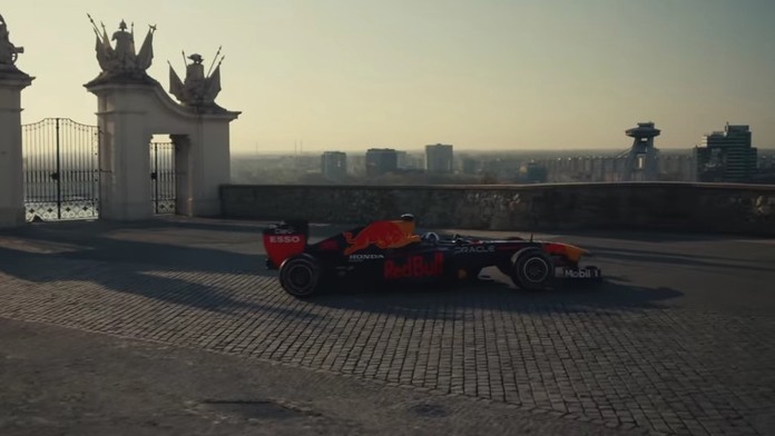 Legendárny monopost F1 pod Bratislavským hradom.